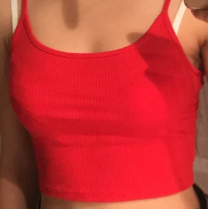 Rött linne - Rött linne som jag köpte på new yorker för typ två år sen tror jag. Får inte så mycket användning för det så därav säljer jag det. Skulle gissa på ett frakten antingen blir 24 eller 26kr. 