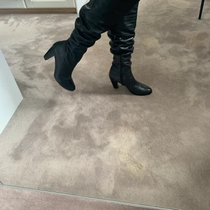 Boots - Skit coola boots med klack. Har haft de i ca ett år men bara använt ett par gånger. Märket är Tamaris och de var köpta för ca 2000kr. Passar jättebra med klänning och shorts. Älskar verkligen dessa men har ett annat par boots som jag använder mer 💗