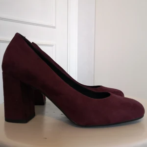 Skor, sammet - Vinröda, sammetsklackar! Så fina och bekväma. Bred klack med god balans. 