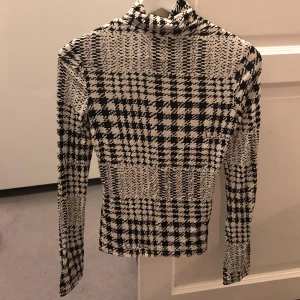 Rutig polotröja - Använd någon enstaka gång. I fint skick.  Storlek: S Säljer för 70kr Frakt: 66kr  Vid frågor är det bara att skicka ett meddelande✨ #small #rutigtröja #höst #höstkläder #polotröja #rutigpolotröja