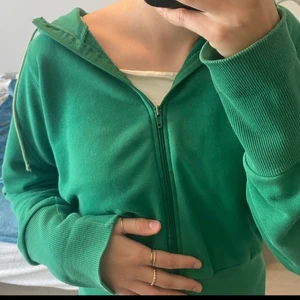 Grön kofta - skön kofta i en jättefin grön färg🤩storlek L men sitter mer som en s-m🙌🏼💗kom med bud!