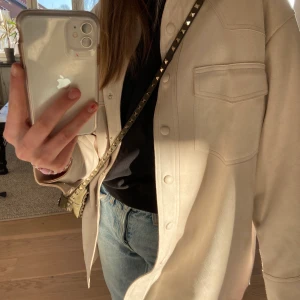 Jacka ZARA  - Så fin jacka till våren/hösten! Nyskick! Jackan är i ett mocka-liknande material med två fickor där upp på bröstet och två ”där nere”! Skriv till mig för fler detaljer eller frågor!🤍