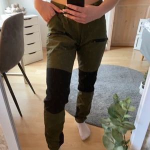 Utomhus byxor (funktions byxor)  - Sköna och användbara funktinsbyxor som är ett plagg man inte vill vara utan, men köpt i fel strl för mig. Nypris 300-400kr 