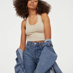 Halterneck topp - Beige halterneck topp i storlek Small. Ribbad och stretchig. Köptes på H&M för 89 kr, slutsåld på hemsidan. 