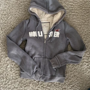 Hollister munkjacka - ⚠️⚠️INTE SÅLD BUDA I KOMMENTARERNA!!! VET ATT DET STÅR ATT DET HAR AVSUTATS MEN DET VAR EN OSERIÖS KÖPARE⚠️⚠️Superfin och gosig hollister munkjacka! På bild 2 så ser ni att det finns två stycken dragkedjor så man kan också ha det så som ni ser på bild 2, jättefluffig, varm och gosig inuti, det står M (bild 3) men är i barn storlek så den sitter som en xs/s💕 BUDA!!! 