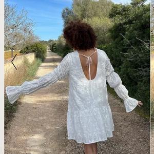 Vit klänning  - Intressekoll på denna vita klänning från NAKD. Helt slutsåld och jättefin verkligen. Passar bra till student eller sommaren generellt 😍 Hör av er vid frågor, buda i kommentarerna ifall fler är intresserad ❤️ köparen står för frakten 🚚 (helt ny och oanvänd med prislapp kvar) 