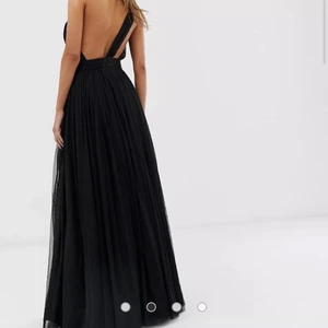 Svart balklänning  - Säljer denna otroligt fina slutsålda svarta balklänning från ASOS. Jag köpte den här på plick, men har aldrig använt den då jag hittat en annan klänning till min bal, därav säljer jag vidare den💗 om ni vill se fler bilder på den är det bara att höra av sig så skickar jag fler💗 Jag är ca 163cm och denna klänning går precis till golvet när jag har klackskor💗 nypris är ca 800kr+tillkommande frakt och tull, då den är köpt utanför EU. 