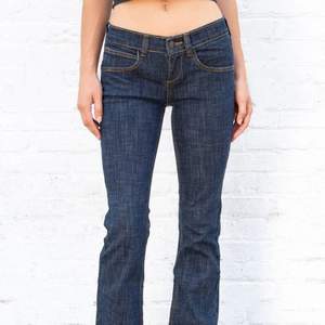 Brandy Melville low rise bootcut jeans. Skiiit snygga men tyvärr för väldigt långa på mig (156cm) . Bara andvända 2 ggr. Orginal pris 440kr men säljs för 369kr . Kontakta för fler bilder/längd/intresse/ frågor etc💓🫀. 