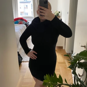 Stickad klänning - Snygg stickad klänning med stor krage! 