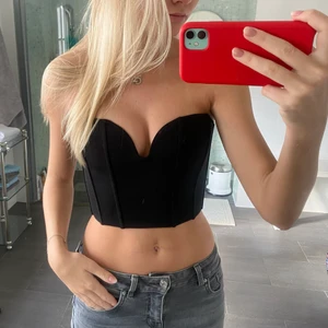 Topp från zara - Säljer denna korsett liknande topp från zara, helt ny med prislappen kvar, strl s💗bud 250