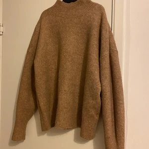 Stickad tröja - Stickad tröja som använts endast ett fåtal gånger. Fin färg och skönt material som ej sticks!