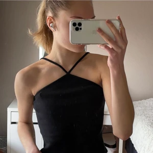 Svart topp  - Säljer en sprillans ny topp från BikBok i storlek XS. Den har prislappen kvar och är alltså helt oanvänd. En perfekt topp nu inför sommaren som sitter som en smäck! Köparen står för frakten. 