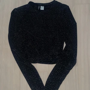 FESTLIG SNYGG GLITTERTRÖJA - Festlig snygg glittertröja ifrån H&M. Storlek: S/36. Perfekt till festligare tillfällen! 🖤🖤🖤🖤 Endast använd 2-3 gånger
