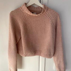 Rosa tröja från HM - Säljer nu min tröja som är använd ett fåtal gånger men är nästan som ny!🥰