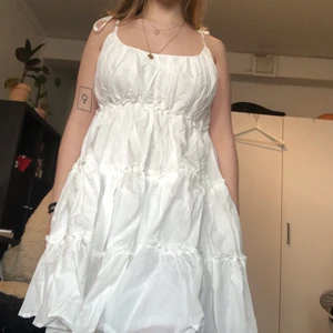 Vit klänning  - Vit klänning som inte passade mig helt! Perfekt för studenten 💖