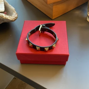 Valentino armband - Säljer mitt svarta valentino armband. Jättebra skick