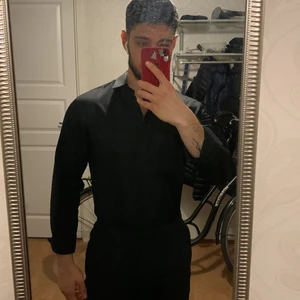 J Lindeberg skjorta strlk S oanvänd  - Säljer min helt oanvända J Lindeberg skjorta storlek S inköpt för 1400 kr. Väldigt classy.