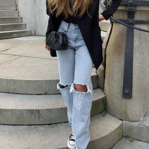 Populära Gina Tricot Jeans - Hej! Säljer mina jeans från Gina Tricot i storlek 36. Har inte fått användning av de och endast använda 2-4 gånger. Skickar med spårbar frakt via postnord eller möts upp! Köpt är köpt ❣️ bild lånad av Lovisa Barkman