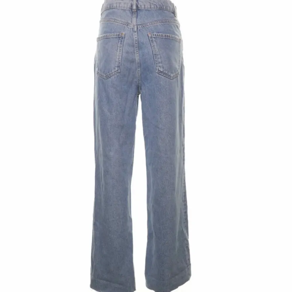 Ett par raka jeans i blå tvätt från Zara. Storlek 36. Mkt sparsamt använda då dem redan från början var typ för små för mig 😄 så de är i riktigt bra skick.  100 kr plus ev spårbar frakt på 66 kr ❤️‍🔥❤️‍🔥. Jeans & Byxor.
