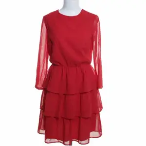 En röd volang klänning från NAKD i storlek 36. Aldrig använd. Perfekt för kräftskivan i sommar 🕺🏼❤️‍🔥 70 kr plus ev spårbar frakt på 66 kr 🌸