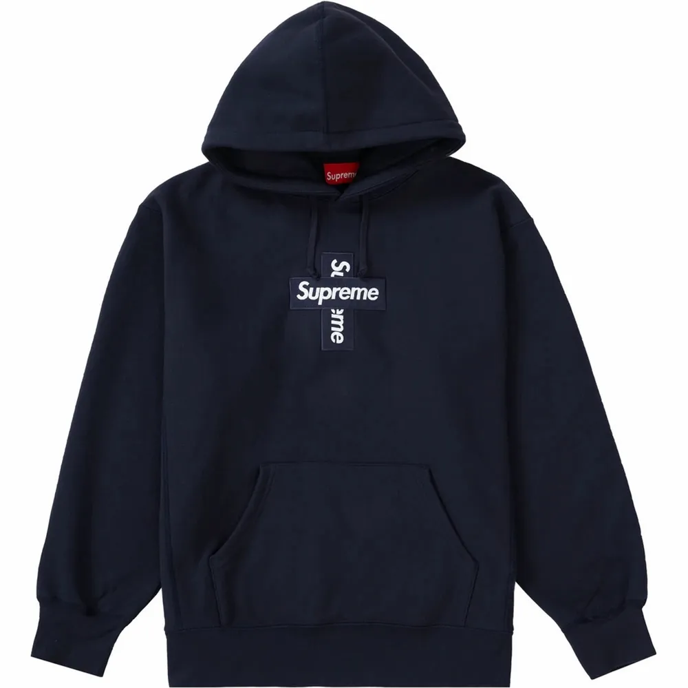 Supreme Cross box logo hoodie i färgen ” Navy ” . Helt nya och oanvända. Skickas snabb och spårbar. Undrar ni över något? Skriv så svarar jag så fort jag kan 🙂. Hoodies.