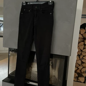 Ralph Lauren Jeans - Jag säljer mina Ralph Lauren jeans för att dom har blivit för små. Dom har använts ett par gånger men supersköna jeans och dom är lågmidjade. Dom är inte stela och är i storlek 25. Köparen står för frakten 🤍