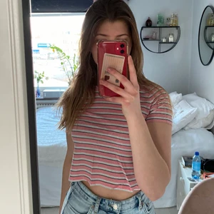 Randig tröja  - Söt kort randig tröja som är använd fåtal gånger. Kan mötas upp i Stockholm annars står köparen för frakten🌸