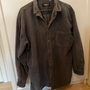 Manchesterskjorta  - Fin mörkgrå manchesterskjorta köpt secondhand! Skitsnygg som overshirt❤️‍🔥
