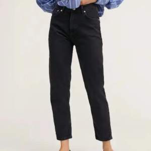 Svarta jeans i storlek 34/XS köpta ifrån Mango som aldrig är använda 💕