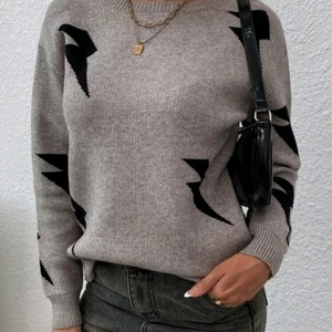 Snygg stjärntröja⚡️ - Snygg och skön tröja med stjärnor på⚡️Superskönt material, stick inte. Aldrig använd, i helt nyskick 😊 Säljer då den är lite för stor för mig som har XS i vanliga fall💕