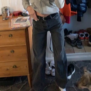 monki jeans  - tja, säljer nu dessa dundersnygga gråa jeansen, sitter som en smäck, mid waist (dålig bild dock) nyskick skulle jag säga då de är använda ett fåtal gånger, kom privat för mer frågor/ bilder osv, 200kr inkl frakt