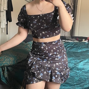 Blommigt set  - Ett set bestående av en topp en kjol båda i storlek 36🦋 kan köpas både som set (75kr) och separata delar (40kr styck) hör av er vid minsta intresse eller fundering 💕 spårbar frakt på 29kr tillkommer📦 obs skriv till mig innan ni klickar på köp nu 🫶