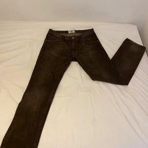 Tiger of Sweden Jeans - Säljer ett par Tiger of Sweden jeans då dem inte kommer till användning. Skitsnygg färg och passform. Storlek 34/34 Jag tycker dem sitter lite väl lågmidjat för min smak bara. Det är bara kontakta om du undrar något eller bara vill ha fler bilder :)