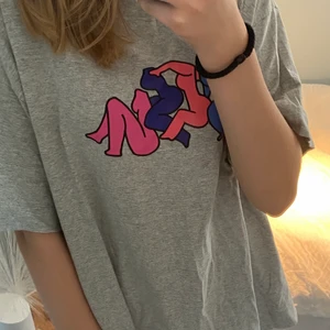 T-shirt  - Säljer denna ascoola T-shirt som är köpt secondhand🤩 Det finns ett tryck både framtill och baktill på tröjan. Storleken är xxs, men är oversized💗 Märket är Collusion. Jättefin till sommaren!
