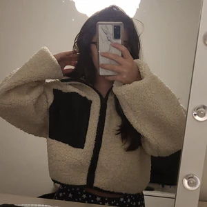 Fluffig jacka stl S - Gina tricots slutsålda Elli teddy jacket i storlek S. Endast använd 2ggr. Köpte den för 399kr. Kan fraktas, men köparen står för frakten. Skriv för fler bilder💖