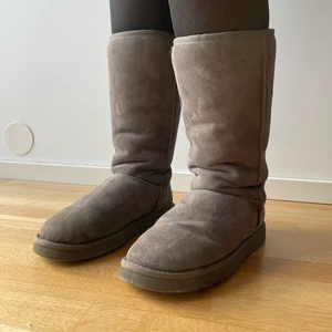 Uggs Tall grey - Höga gråa äkta uggs i storlek 41. Dom är använda några gånger, har bara några små små fläckar men de är lätta att tvätta bort. Köpt för 3000kr. De är ganska små i storlek därför säljer jag dom. Det går bra att buda i kommentarerna, men direktpris 2000kr + frakt.🥰