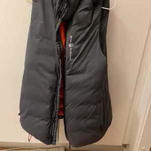 Sail racing väst M/L - Säljer min sail racing väst, kan både fraktas och mötas upp beroende på stad på köparen. Priset kan diskuteras:)