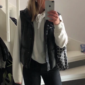 Skinnväst  - Skinnväst från Zara, mycket bra skick. Storlek XS men jag skulle säga att den motsvarar en S💞 Nypris 599, säljer för 350kr. Kolla gärna in mina andra annonser💓💓