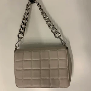 Beige väska - Beige axelremsväska med ett kedjehandtag som jag tycker är en jättesnygg detalj🤎
