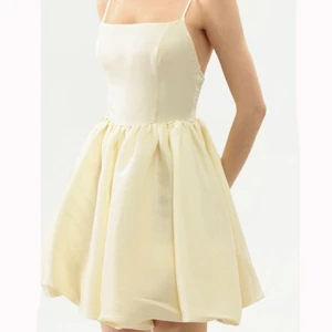 Vit klänning - säljer denna drömlika klänning från cider då den tyvärr inte passade mig och är helt oanvänd. Perfekt till sommar/ student!! ❤️ de två första bilderna är lånade från deras hemsida!