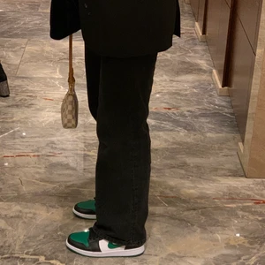 Svarta monki jeans - Svarta jeans fån Monki med utsvängda ben.