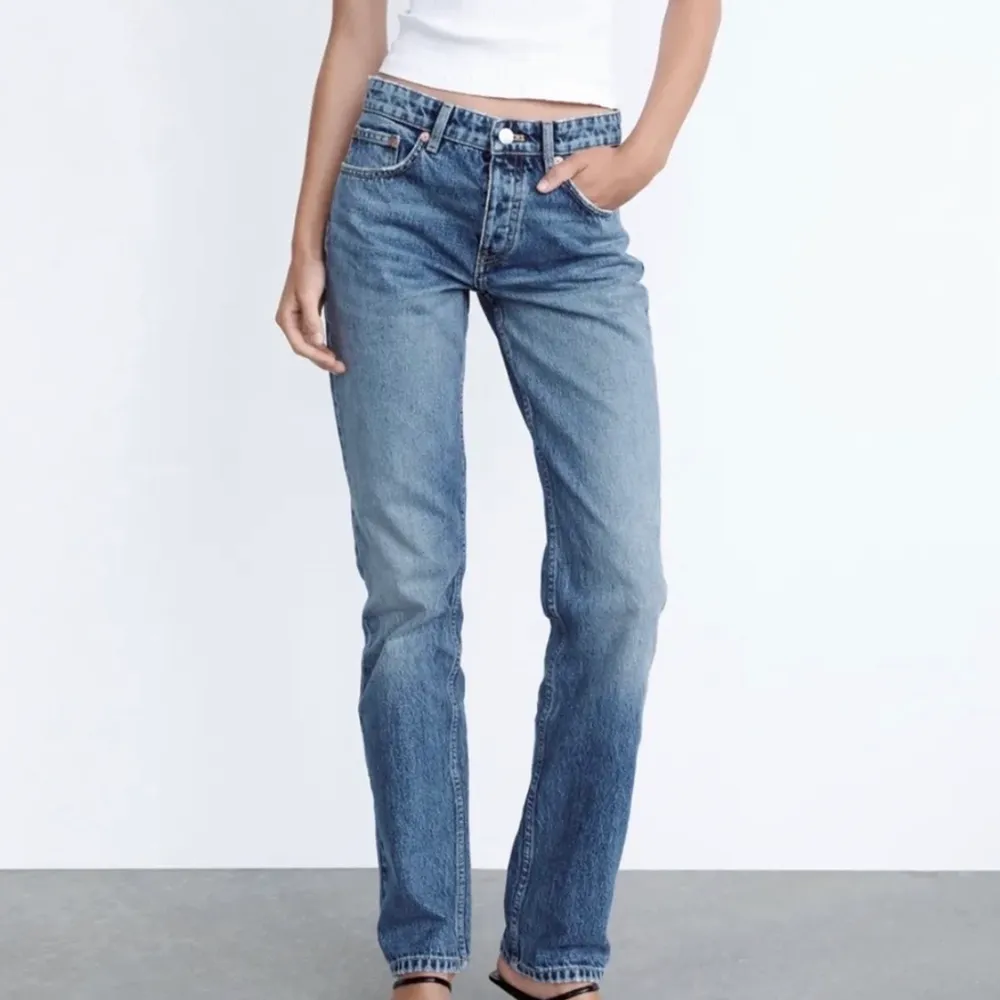 Straight mid rise jeans från Zara i storlek 36 i färgen ’Marinblå’. Samma modell och färg verkar inte säljas längre på Zaras hemsida! Skriv för egna bilder/mått. Priset kan diskuteras!. Jeans & Byxor.
