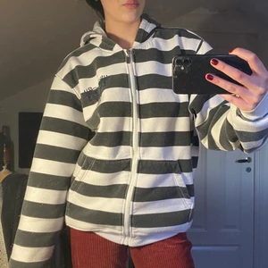 Randig Hoodie - Jättesnygg oversized hoodie!! Coolt tryck på ryggen och fram!!