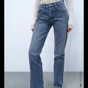 Zara straight jeans - Säljer mina mid waist straight leg jeans från Zara. Använda enbart en gång!! Säljes bara pga de är lite små på mig tyvärr!! De är slutsålda ❤️ Kan tänka mig byta mot 38 också! 300kr eller bud ❤️