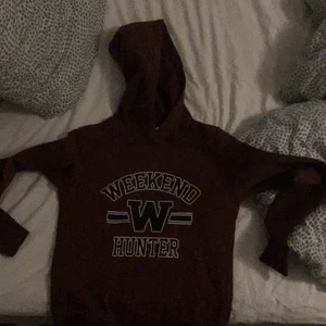 Weekend hunter hoodie - Vinröd weekend hoodie från Gina tricot.