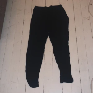 Mjukis byxor  - Nästan som lime byxor i materialet, väldigt tunna o luftiga. Två fickor på sidan. Storlek 38 från H&M