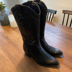 Cowboy stövlar - Svarta cowboy stövlar , använda en gång . Svarta 