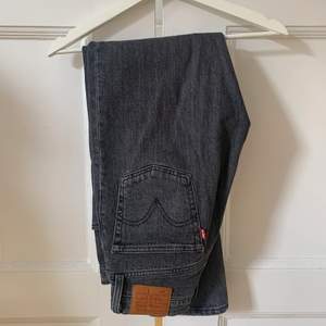 Säljer Levis jeans 501, har inte exakta storleken men skulle säga att dom är i storlek 38. Pris: 399 +fraktkostnad 