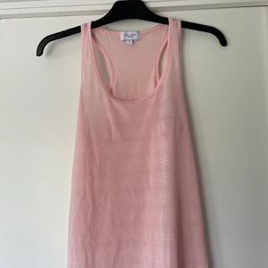 Rosa sommarlinne - Ett tunt sommarlinne i rosa färg. Inte genomskinlig men väldigt bra när det är varmt ute, luftar bra. Köpt på bikbok i strl S.