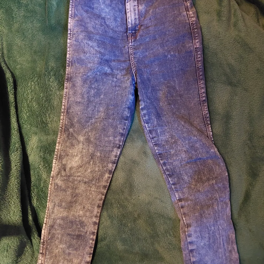 Stretchiga blå jeans leggins i storlek 26/32. Höga I midjan, två bakfickor och smal stuprörsmodell. Väldigt sköna.. Jeans & Byxor.